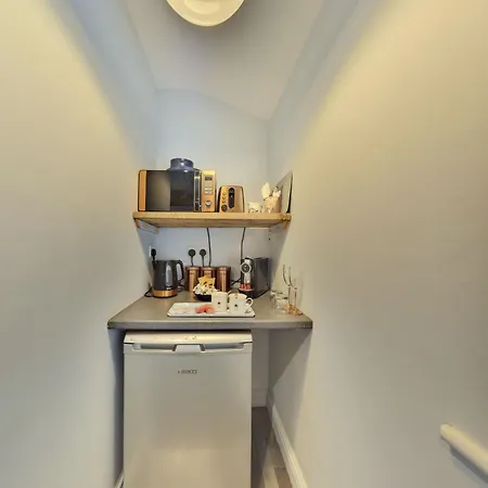 Romantic Retreat Near Abbey Apartment