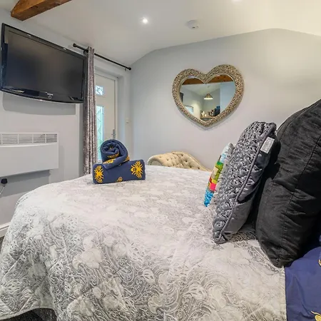 Romantic Retreat Near Abbey Apartment *